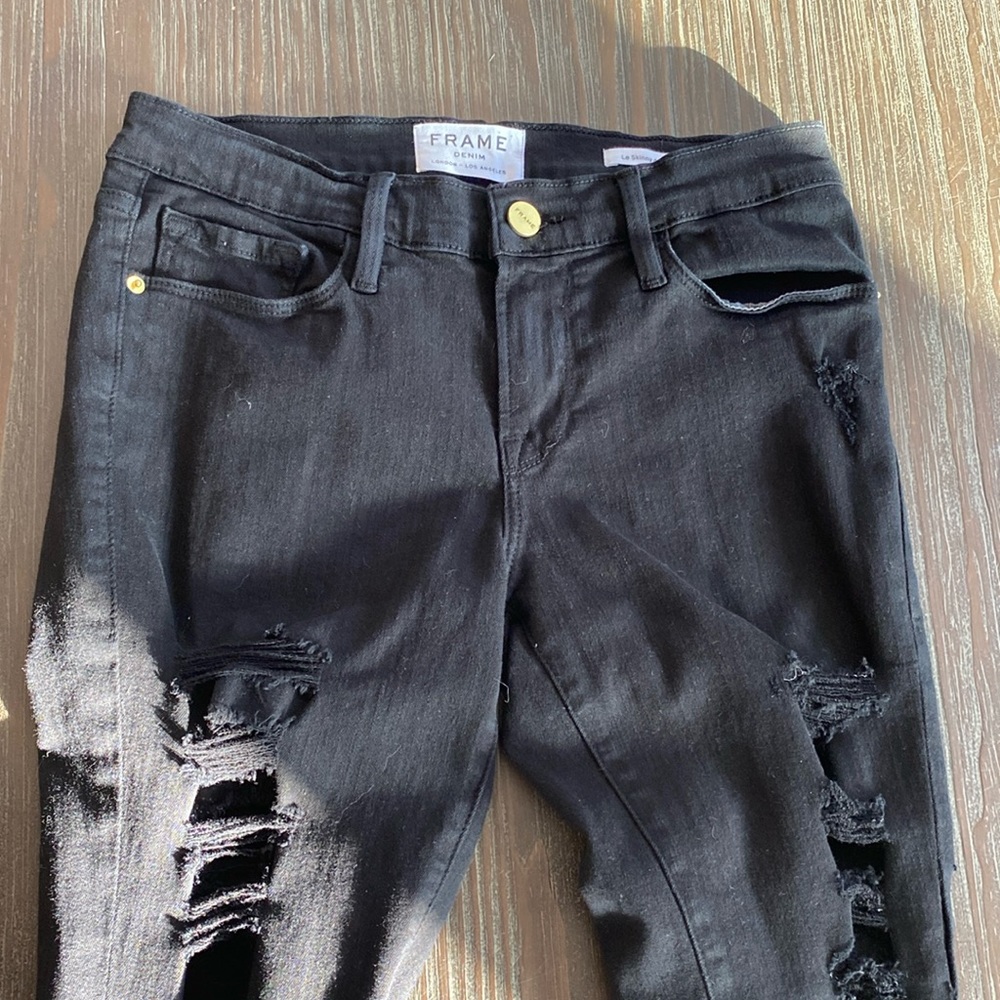 Frame denim Los Angeles in skinny de Jeanne, size 26 black distressed.